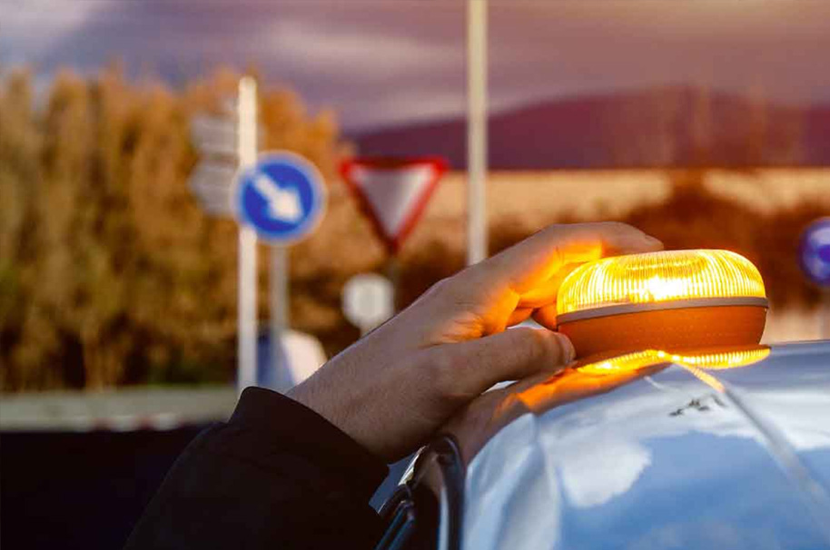 cuantas-luces-de-emergencia-v16-hay-que-llevar-en-el-coche ¿Cuántas luces de emergencia V16 hay que llevar en el coche?